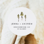 JENNA Rustikale Pinienwälder Gastgeschenk Hochzeit Runder Aufkleber<br><div class="desc">Dieser Aufkleber mit Gastgeschenk Hochzeit ist mit grünen Aquarellkiefern mit rustikalen Schriftart ausgestattet und ist der perfekte Aufkleber für Ihre Hochzeit. Verwenden Sie diese Vorlage,  um die Schriftart,  die Farbe des Schriftartes und die Hintergrundfarbe entsprechend den Anforderungen des Ereignisses zu bearbeiten.</div>