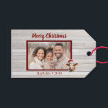 Jersey Cow, Barnholz, Foto "Moory Christmas" Geschenkanhänger<br><div class="desc">Mit diesem "Moory Christmas"-Geschenketikett mit einer zauberhaften Jersey-Kuh in einer Weihnachtsmannmütze verbringen Sie einen frischen Feiertagssjubeln. Dieses Geschenketikett ist perfekt für jeden, der während der Ferien Lieben spielt, Tiere auf dem Bauernhof und ein bisschen Spaß hat. Die Vorderseite zeigt eine festliche Kuh mit dem spielerischen Gruß "Moory Christmas" und kann...</div>