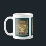 Jerusalem Tasse "Western Wall"<br><div class="desc">Enthält ein aktuelles Bild der Western-Mauer / Kotel in Jerusalem,  Israel. Ein hervorgehobener Bereich wurde verwendet,  um die Menorah (Candelabra) zu erstellen. Der Name Gottes in den althergebrachten hebräischen Schriftzeichen erscheint oberhalb der Menorah.</div>