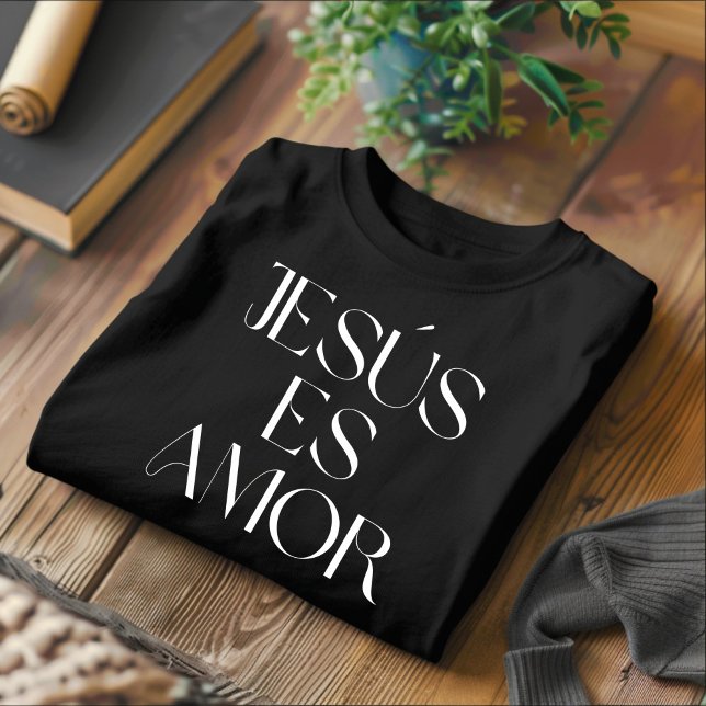 Jesús Es Amor Christian Spanish T-Shirt (Créateur téléchargé)