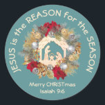 JESUS IST DER GRUND FÜR blaues Weihnachten Runder Aufkleber<br><div class="desc">Der festlich blaue JESUS IST DER Christliche Weihnachtsaufkleber, der eine Krippenlandschaft in einem festlichen Weihnachtskranz zeigt. Das inspirierende Zitat liest JESUS IST DER GRUND FÜR DIE SAISON in gekrümmtem Text, und darunter gibt es einen Platzhalter Gruß, MERRY CHRISTMAS und ISAIAH 9:6. ALLE TEXTE SIND KUNSTBAR, sodass Sie Ihren eigenen personalisierten...</div>