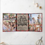 Jesus ist der Grund für das Foto der Jahreszeit Ka Dreifach Gefaltete Urlaubskarte<br><div class="desc">Bringen Sie ein Lächeln auf die Gesichter Ihrer Freunde und Familie in dieser Feiertagssaison mit diesem Jesus ist der Grund für die Saison Fotokarte. Es gibt Platz für 8 Familienfotos und eine personalisierte Botschaft. **BITTE LESEN SIE VOR DER BESTELLUNG** 1. Wenn Sie Änderungen vornehmen und das Design zugeschnitten ist oder...</div>