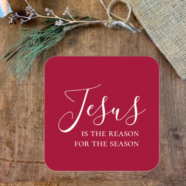 Jesus ist der Grund für die Saison Rotes Weihnacht Quadratischer Aufkleber (Jesus is the reason for the season, elegant Script on simple stylish red Christmas envelope sticker.)