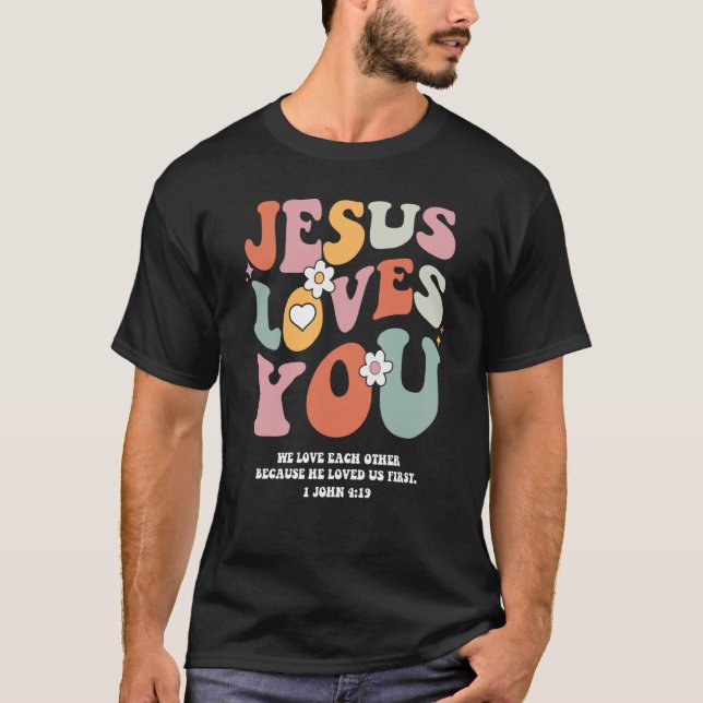 Jesus Loves You Christian Bible Verse Retro Groovy T-Shirt (Vorderseite)
