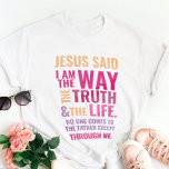 Jesus T-Shirt<br><div class="desc">Christlicher T - Shirt mit dem biblischen Vers von Johannes 14:6 Jesus sagte ihm: "Ich bin der Weg, die Wahrheit und das Leben. Niemand kann zum Vater kommen, außer durch mich." Die Verse sind in orangefarbenen und rosafarbenen Farben und in gemischter Kalligraphie & minimalistischer Typografie. Dieses trendige, moderne Design ist...</div>