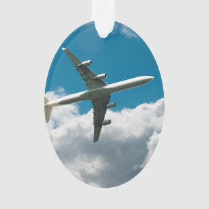 Jet-Flugzeug, das in Wolken aufsteigt Ornament