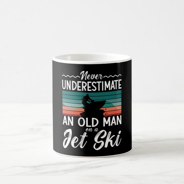 Jet Ski Never Underestimate An Old Man Jet Skiing Kaffeetasse (Mittel)