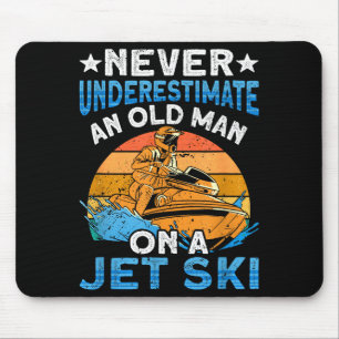 Jetski fahren unterschätzt einen alten Mann auf ei Mousepad