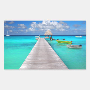 Jetty mit Booten in einer tropischen Lagune Rechteckiger Aufkleber