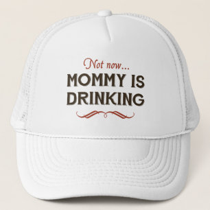 Jetzt jetzt, trinkt Mama Truckerkappe