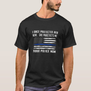 Jetzt schützt sie mich mit Stolz der Polizei-Mama T-Shirt