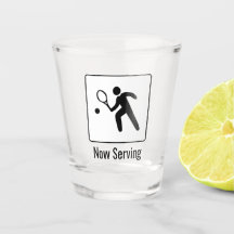 Jetzt Serving! Tennisspieler mit Racquet und Text