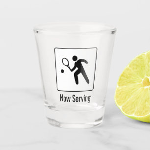 Jetzt Serving! Tennisspieler mit Racquet und Text Schnapsglas