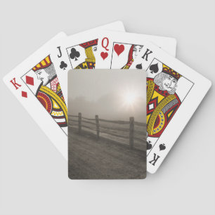 Jeu De Cartes Barrière et rayon de soleil par le brouillard près