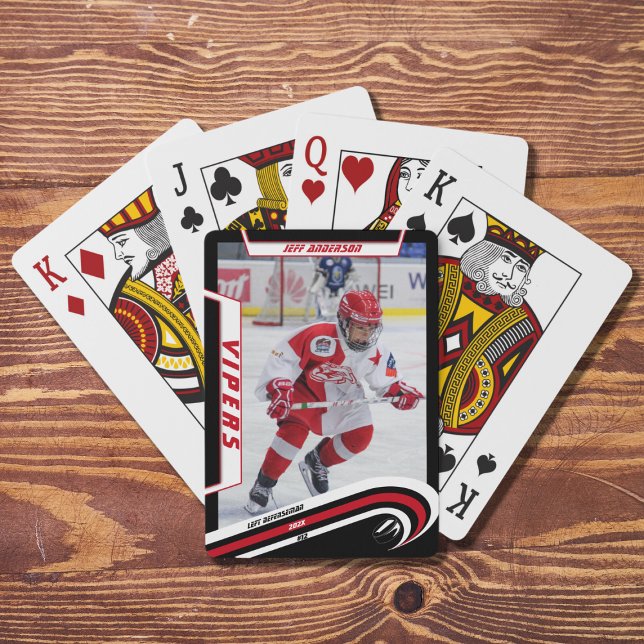 Jeu De Cartes Joueur De Hockey Sur Glace Garder Sur Rouge Libre  (Red playing cards capturing ice hockey memories. Ideal souvenir or gift for fans!)