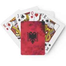 Les Albanais jouent aux cartes.