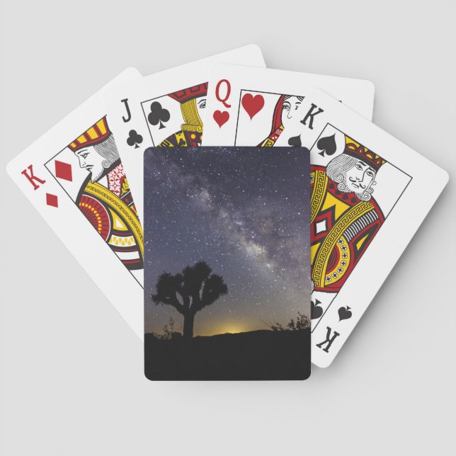 Jeu De Cartes Manière laiteuse au-dessus d'arbre de Joshua (dos)