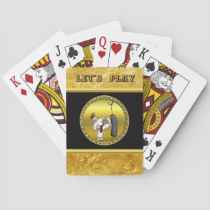 Jeu De Cartes Un homme de karaté de ceinture noire qui donne un 