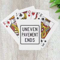 Un Pavement Inégal Se Termine À Jouer Des Cartes