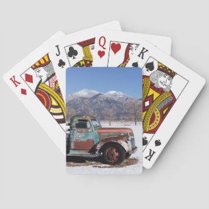 Jeu De Cartes Vieux camion se reposant dans le domaine