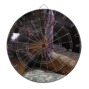 Jeu De Fléchettes Fille dans la chemise de flanelle se mettant à