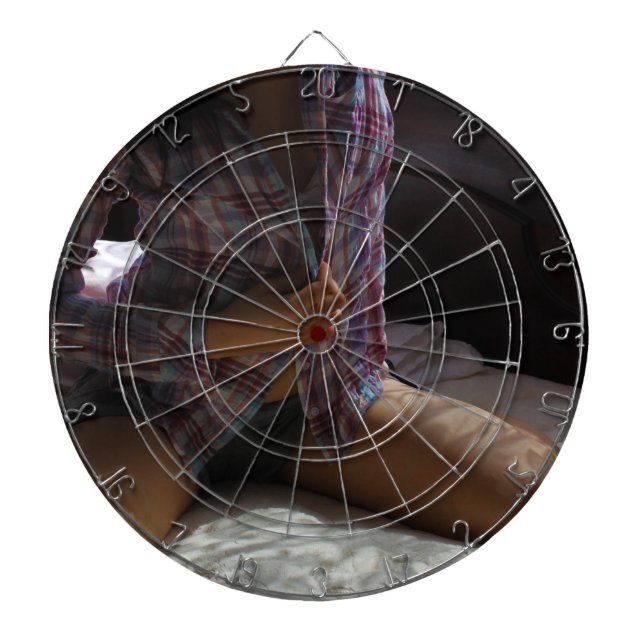 Jeu De Fléchettes Fille dans la chemise de flanelle se mettant à (Devant)