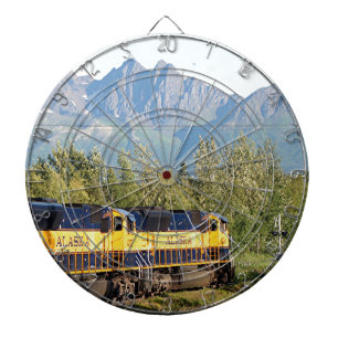 Jeu De Fléchettes Moteur locomotif et montagnes de chemin de fer de