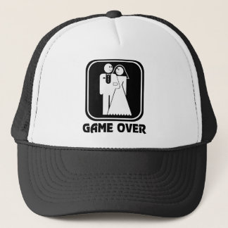 Jeu heureux de mariage au-dessus de casquette