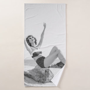 Jeune femme attirante en bikini sur la plage