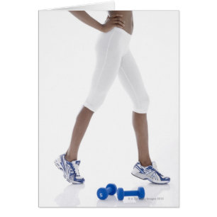 Jeune femme avec des cloches s'étirant (faible