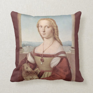 Jeune femme avec le coussin de licorne