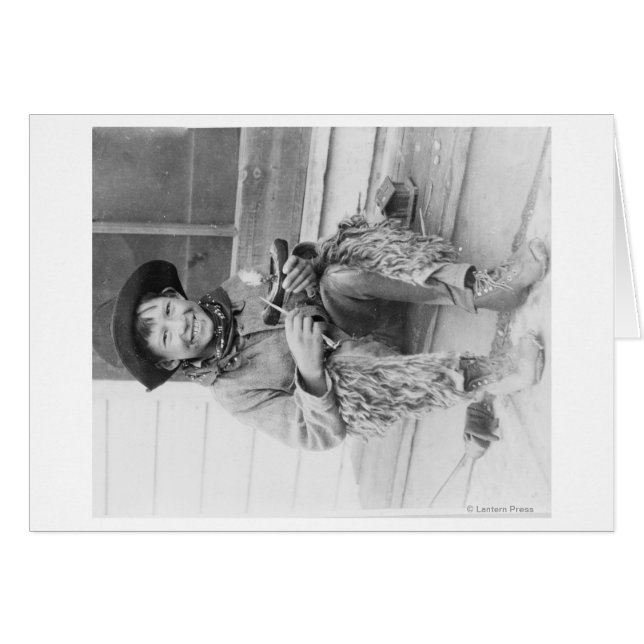 Jeune garçon habillé en cowboy avec jouets (Devant horizontal)