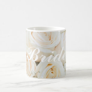 Jeune mariée de mariage à être tasse avec les