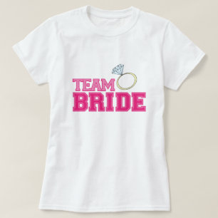 Jeune mariée d'équipe avec le T-shirt de dames