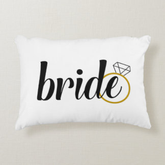 Jeune mariée pour épouser le coussin