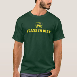 Jeux dans le T-shirt de saleté