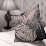 Jewel Palm Leaf Wedding Rose Gold/Navy ID830 Kissen<br><div class="desc">Opt for a striking, glitz and glam look by using the pieces in this wedding suite as shown, with jewels cascading off the diamond-encrusted palm leaves or delete the jewel layers for a slightly more conservative look. This set features leaves in shimmering rose gold against a dark navy blue, textured...</div>