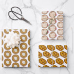 Jewish Holidays Hanukkah Latke Challah Sufganiyah Geschenkpapier Set<br><div class="desc">Die Papierblätter sind mit einer originalen Marker-Abbildung von drei klassischen Hanukkah-Lebensmitteln versehen: Kartoffellatkes,  herausforderndes Brot und Gelee Donuts. In diesem Shop sind auch viele weitere Verpackungspapierdesigns erhältlich. Sehen Sie nicht,  wonach Sie suchen? Brauchen Sie Hilfe bei der Anpassung? Kontaktieren Sie Rebecca,  um etwas für Sie entworfen zu haben.</div>