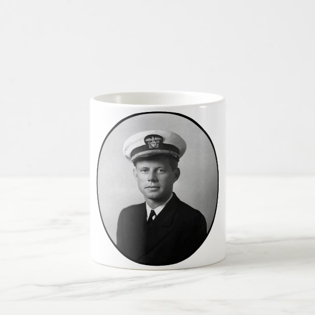 JFK, das seine Marine-Uniform trägt Kaffeetasse (Mittel)