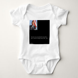 JFK Zitat über die Rettung der Reichen und Armen Baby Strampler