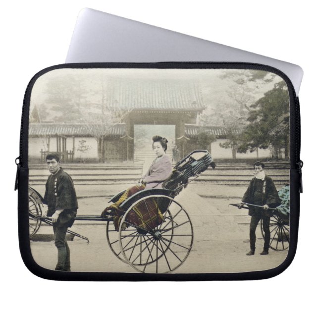 "Jinrikisha" vor einem Tempel, c.1880 (Hand Co Laptopschutzhülle (Vorderseite)