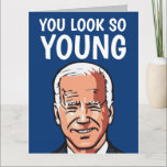 JOE BIDEN FUNNY BIRTHDAY SIE SEHEN SO JUNG KARTE<br><div class="desc">SIE SEHEN SO JUNG AUS - JOE BIDEN BIRTHDAY CARD</div>