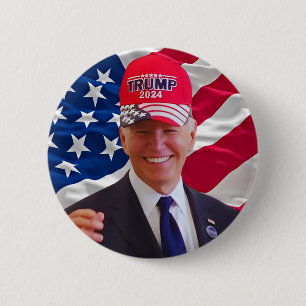 Joe biden trägt einen Trump-Hut Button