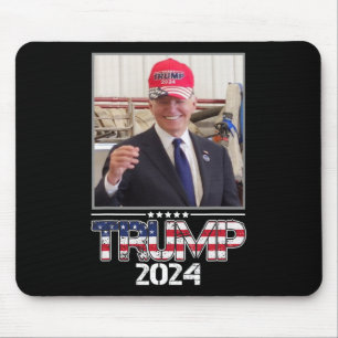 Joe Biden trägt einen Trump-Hut Election Funny Mousepad