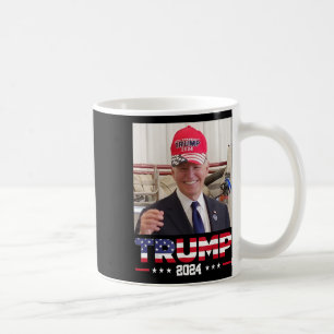 Joe Biden trägt einen Trump-Hut Kaffeetasse