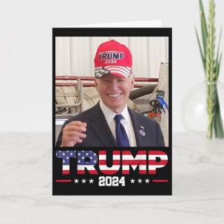 Joe Biden trägt einen Trump-Hut  Karte