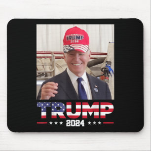 Joe Biden trägt einen Trump-Hut Mousepad