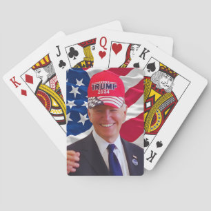 Joe biden trägt einen Trump-Hut Spielkarten