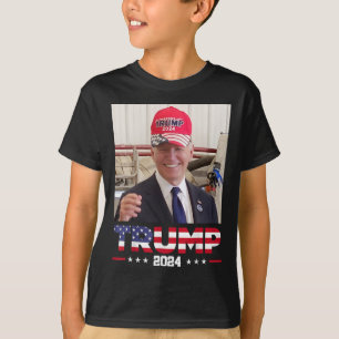 Joe Biden trägt einen Trump-Hut T-Shirt