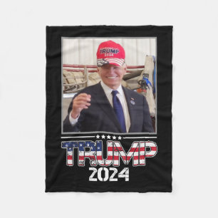 Joe Biden trägt einen Trump-Hut-Wahl 2024 Funny Fleecedecke
